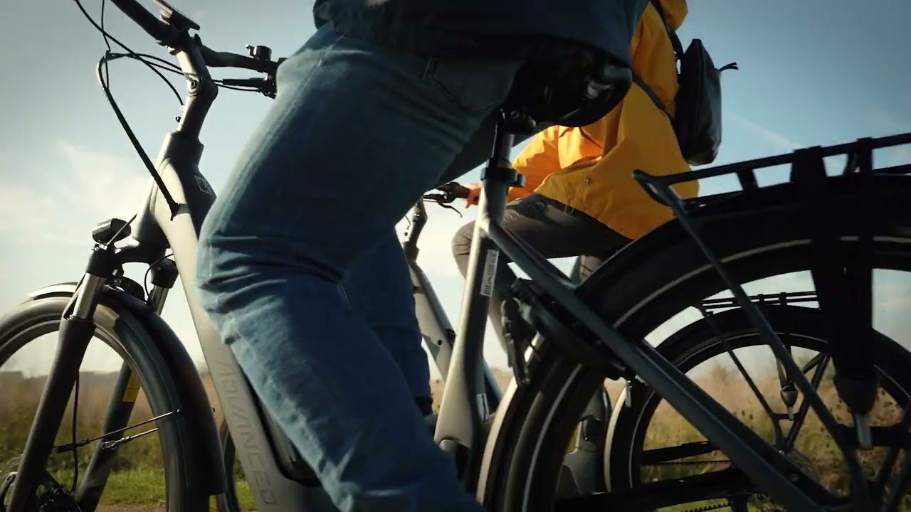 Zanger Henk Poort en zangeres/actrice Marjolein Keuning, blij met de Tour Plus van ADVANCED EBIKE