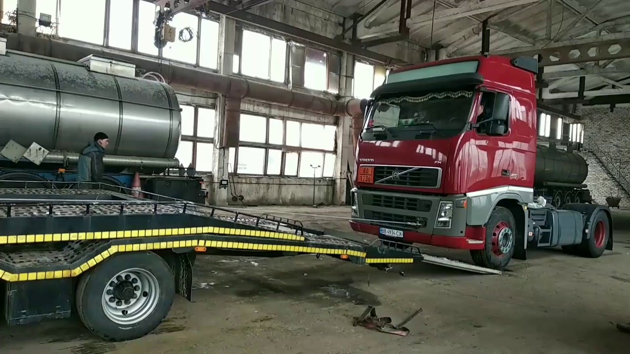 Эвакуация грузовика | загон тягача лебёдкой на трал