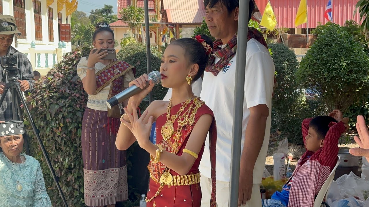 ธิดาลาวร้องเพลงฉวายเสียงที่ศาลแม่ฮันนี่ บ้านเมย ต.ดงลิง อ.กมลาไสย จ.กาฬสินธุ์