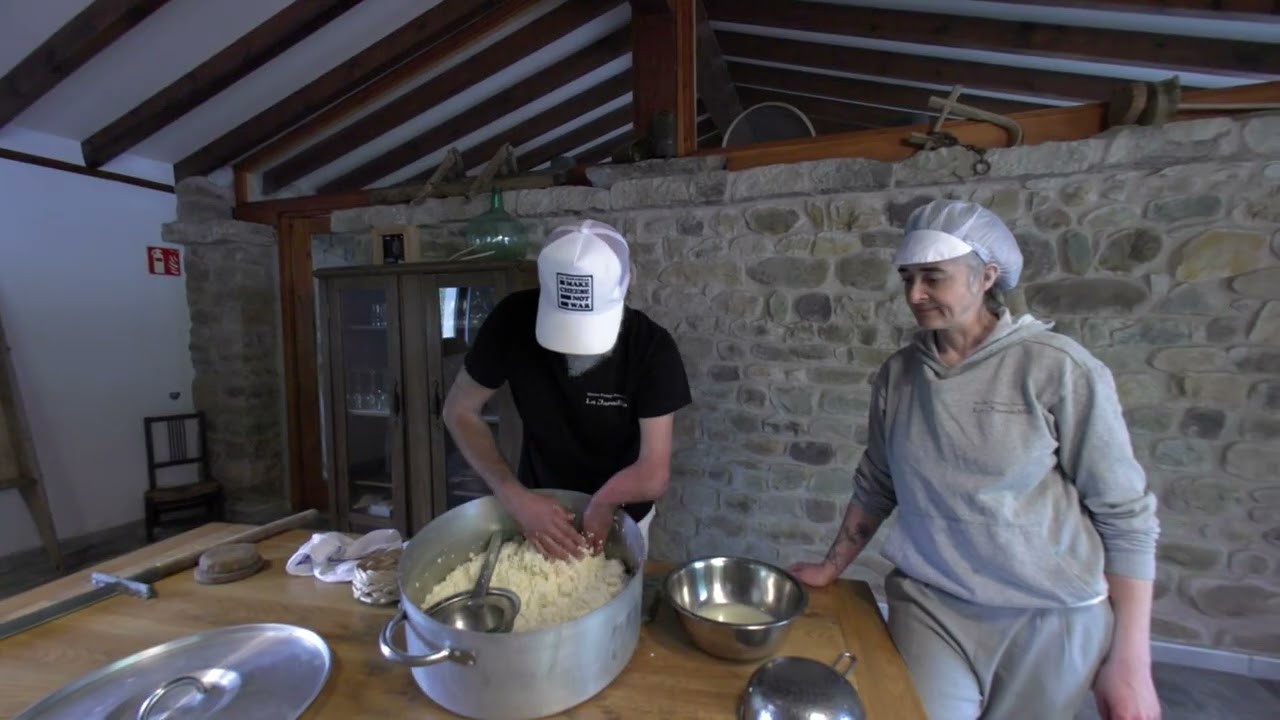 ELABORACIÓN ARTESANAL DE QUESO PASIEGO. Oficios Perdidos en el Mundo Rural. Vídeo en 180°