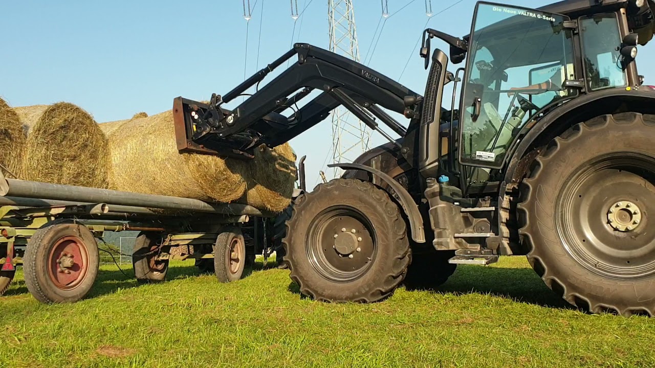 Heuballen abladen mit dem Valtra G125