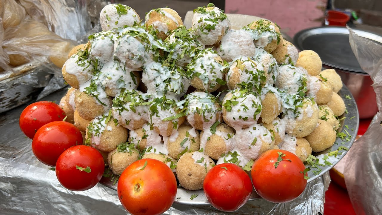 Hardworking Man Selling Dahi Bhalla Papdi Chaat Near Red Fort | Indian Street Food