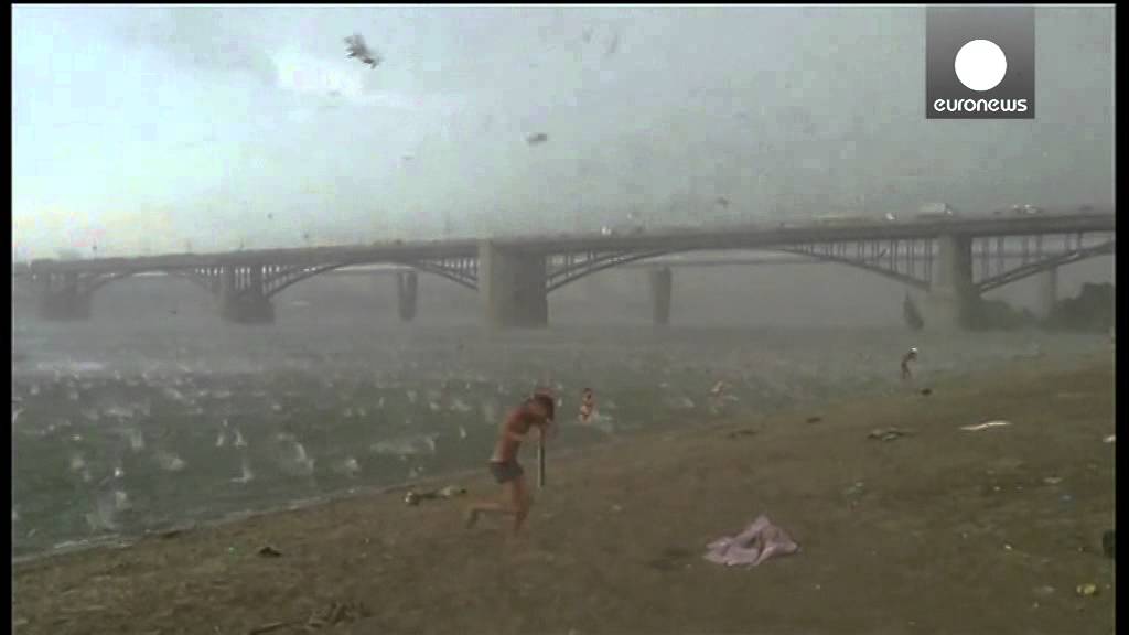 Panique sur la plage: une violente temp&ecirc;te de gr&ecirc;le fait courir les baigneurs en Sib&eacute;rie