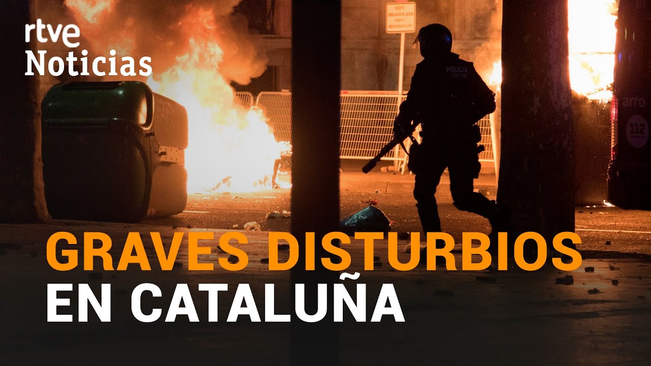 DESTROZAN una comisaria en VIC en protesta por la detención del rapero HASÉL | RTVE Noticias