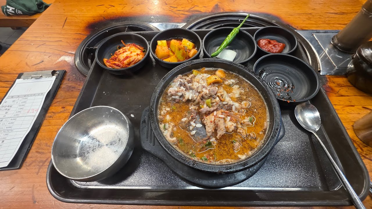  순대국밥이 6000원. 싸고 맛있당ㅎ. 대전 부사동 맛집, 농민순대. 할리 데이비슨 아이언883 프레데릭을 타고 
