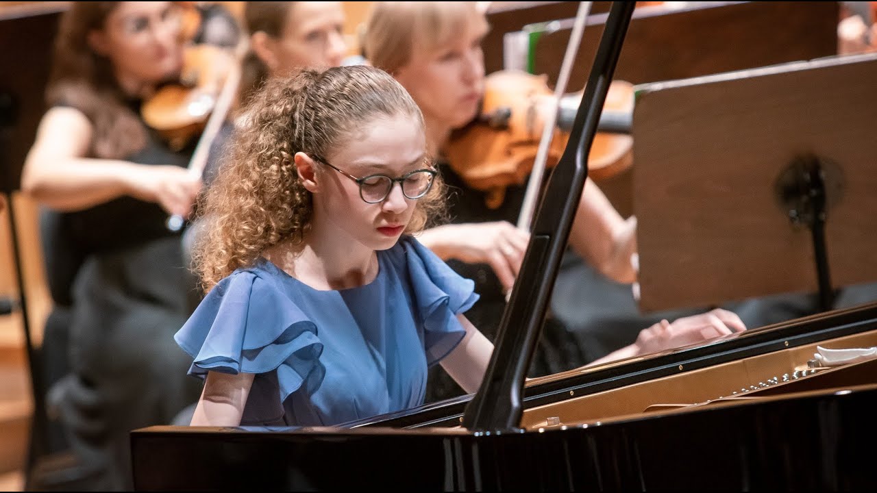 Arielle Beck (13) Beethoven Piano Concerto C Major Op. 15