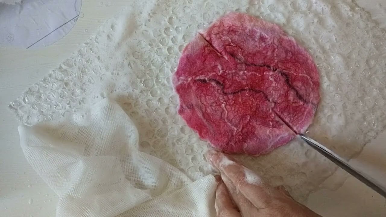 Валяем цветок. Мокрое валяние броши.