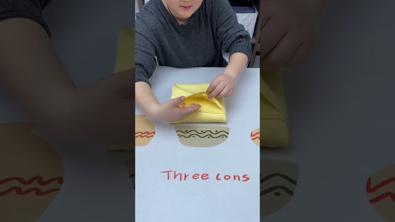 The folding method of the base layer shirt