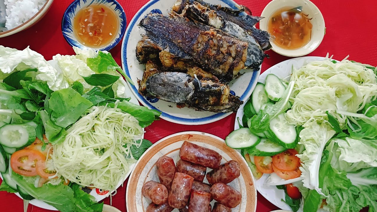 Cá trê chiên giòn chấm nước mắm gừng cùng với rổ rau các loại phải nói là hao cơm thôi ạ/BCMT