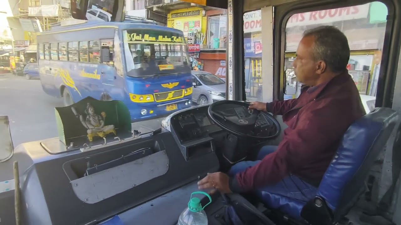 क्लच छोड़ने का सही तरीका और गेयर बदलने का सही तरीका सिखाते अनुदेशक नरेश ठाकुर