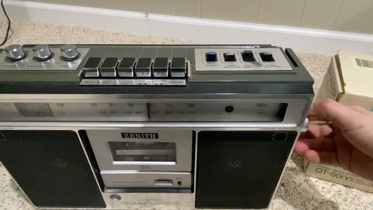 Taking a look at two vintage 1980s boombox’s 