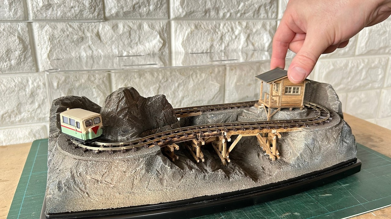 5-Day Build: Micro HOe Layout in Compact Display Case | Narrow Gauge R40mm (1.6in) Running Scene