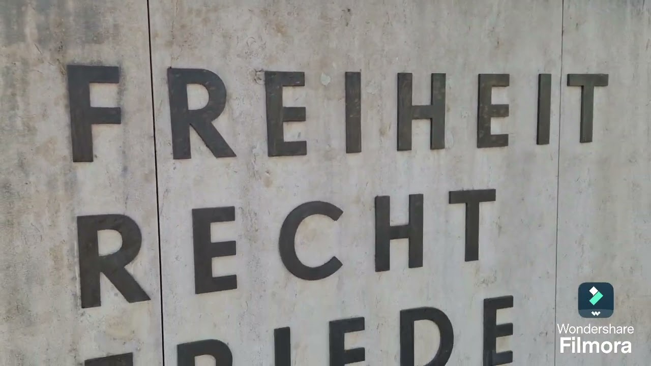 Theodor-Heuss-Platz, czyli rondo niewygodne dla autobusów, ale za to z płomieniem i dziwną fontanną.