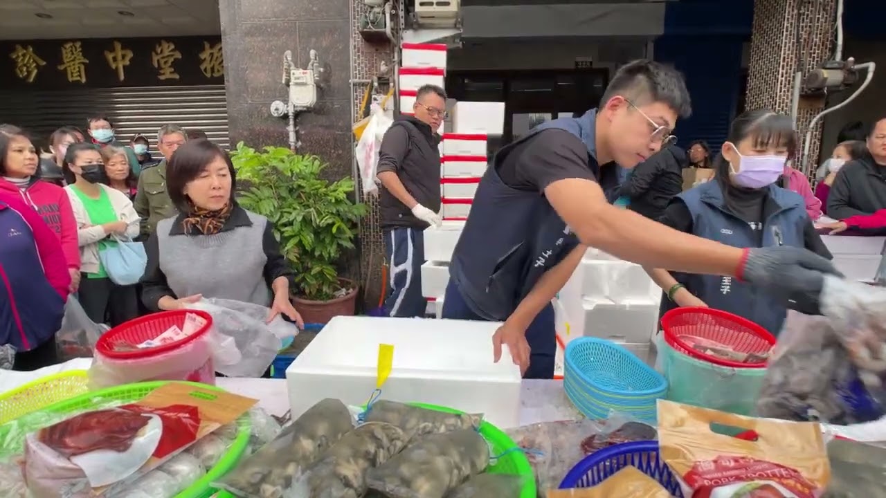 旁邊的妹妹在幫爸爸買魚 #中彰海王子 #烏日火車站 #海鮮叫賣 #海鮮拍賣
