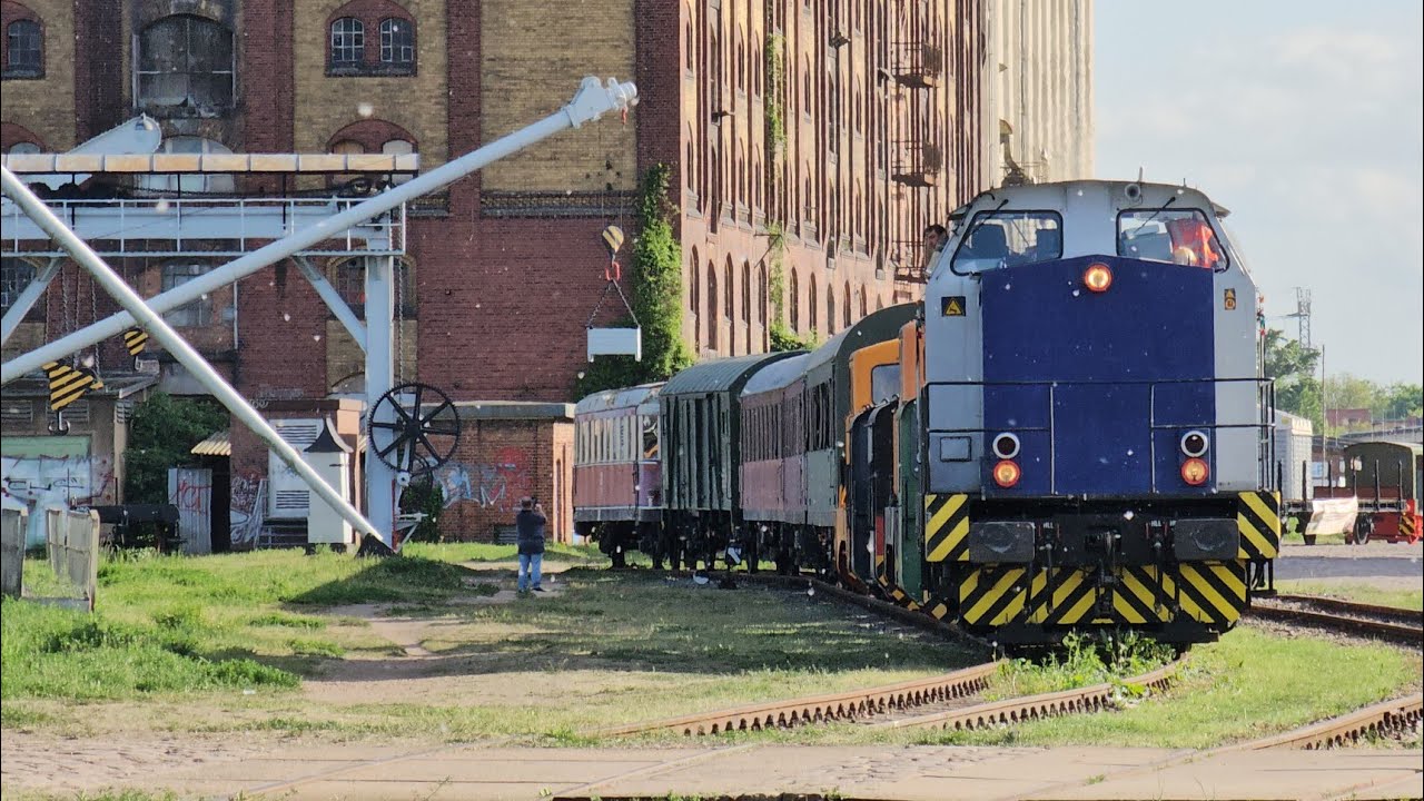 Aufwändigstes Rangieren von rollfähigem Ausstellungsmaterial - Hafenbahn Magdeburg am 11. Mai 2025