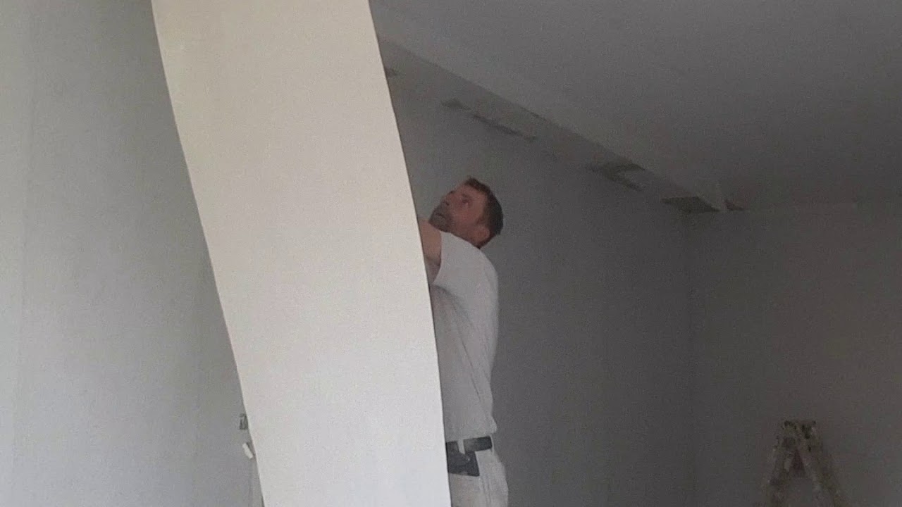 8,23m x .0,75m breite Rauhfaser  Decke mit dem Besen tapezieren