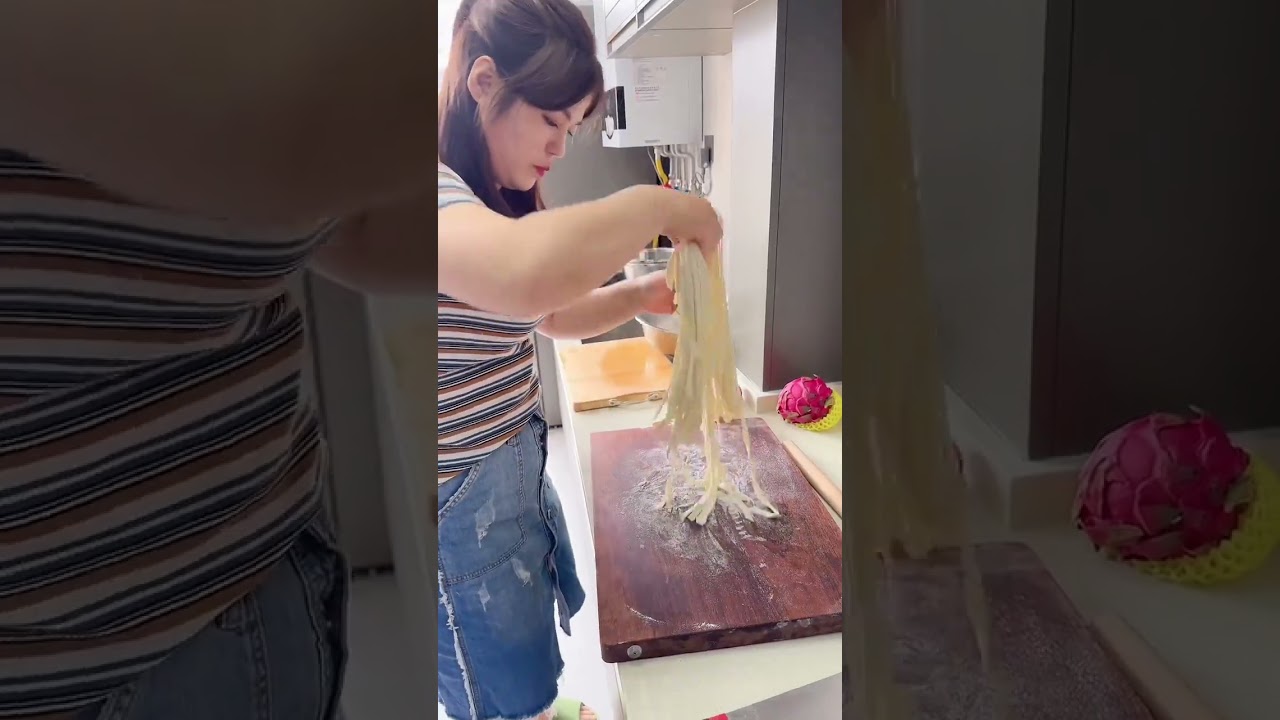 家里豆角吃也吃不完，大家是不是也每天都有吃不完的豆角啊！今天做豆角焖面，豌豆凉粉！#豆角焖面的家常做法 #豌豆凉粉 #天天吃豆角子city不city啊