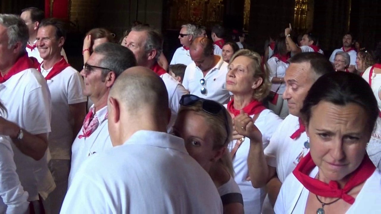 UNA MUJER INCREPA AL ALCALDE JOSEBA ASIRÓN EN LA PROCESIÓN DE SAN FERMÍN