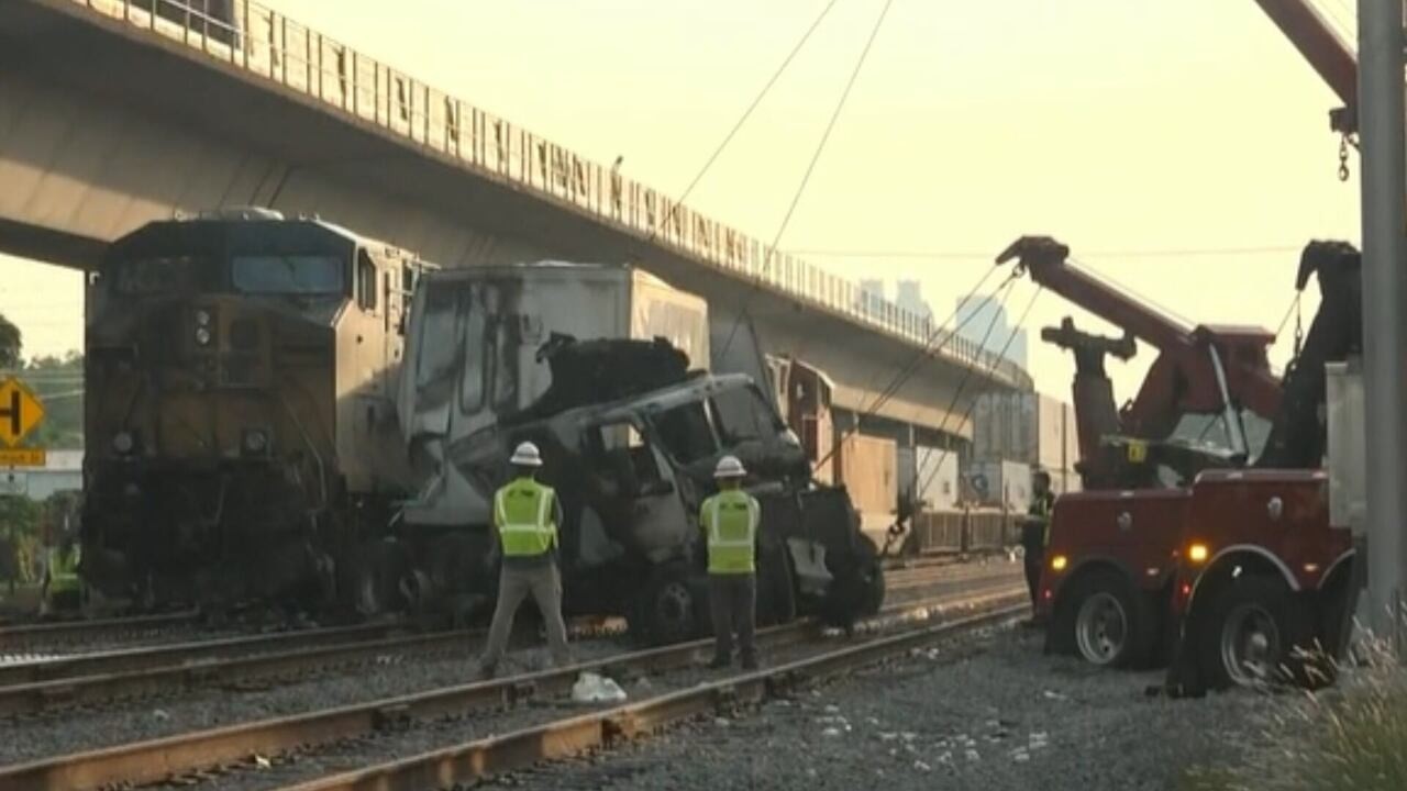 Поезд столкнулся с фурой, вызвав пожар на юго-западе Атланты