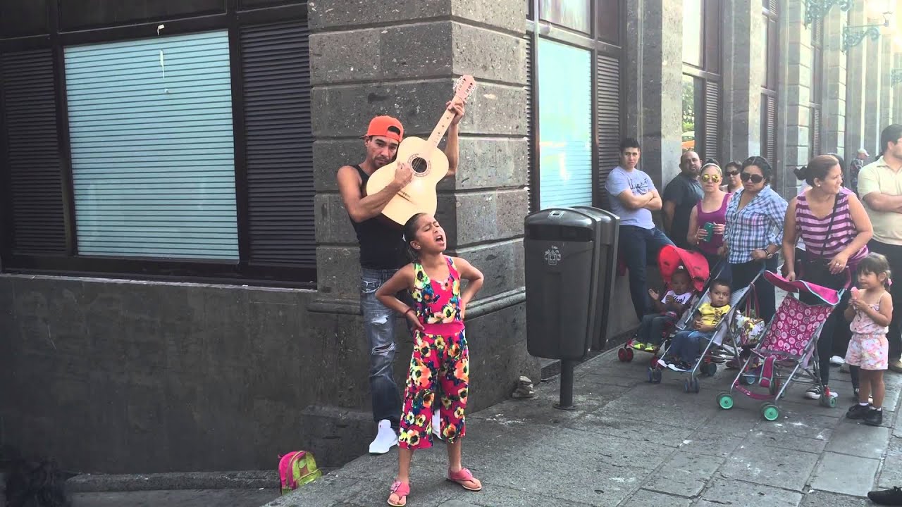 Niña canta en el centro de Guadalajara talento en la calle
