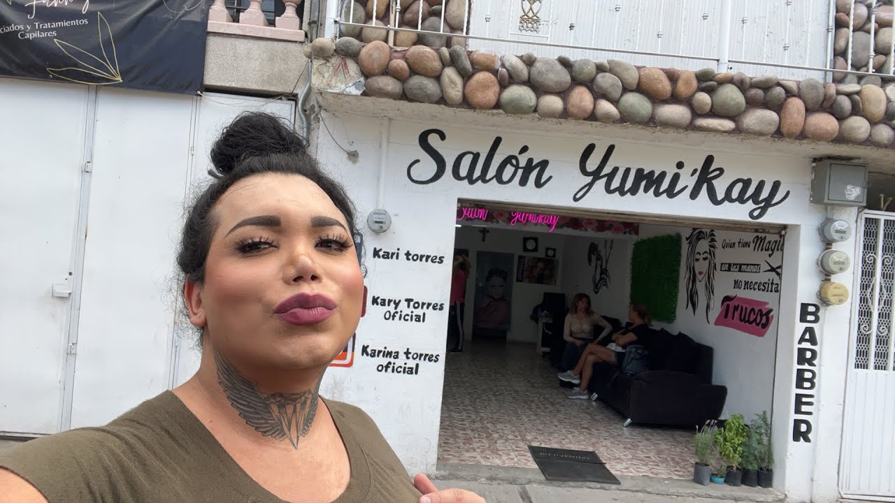 Hola Con Karina poniéndome uñas en su estética