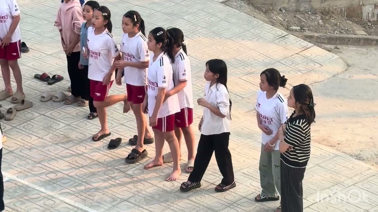 Trận đấu bóng chuyền nữ giữa 6B và 7B ￼