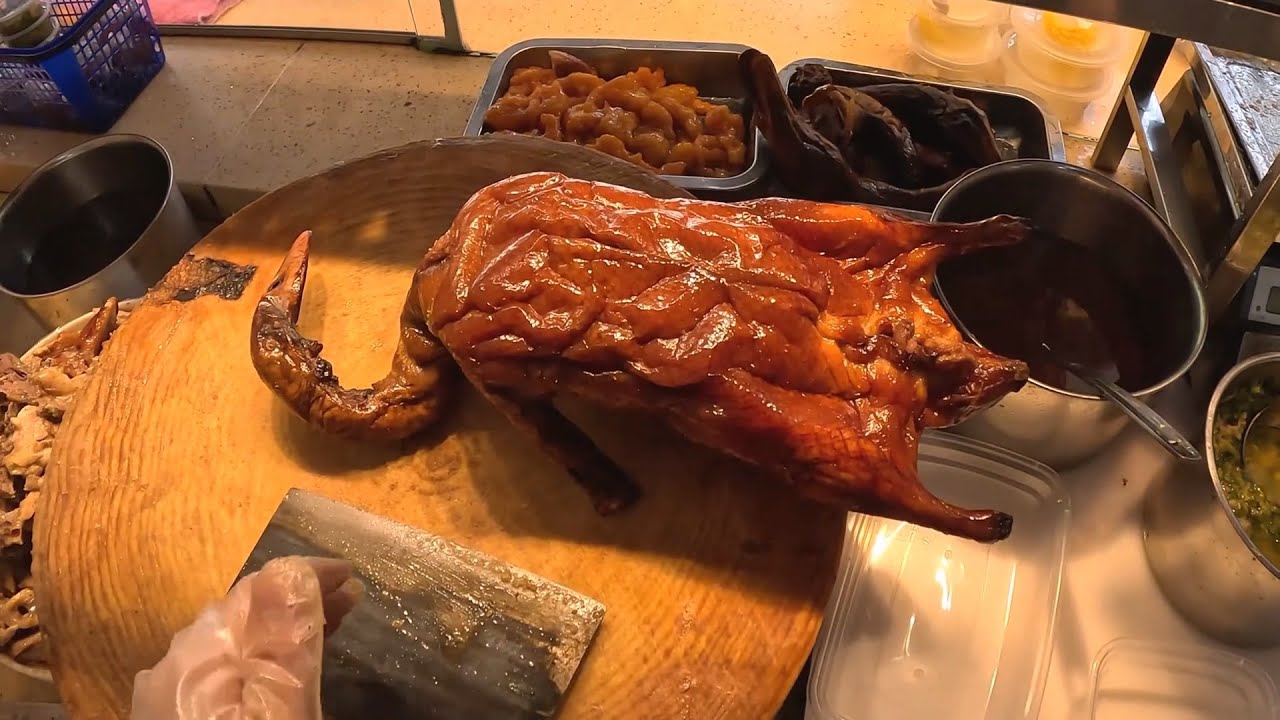 给女粉丝砍烧鸭有多开心，全程哼歌不停，还安排留鸭腿