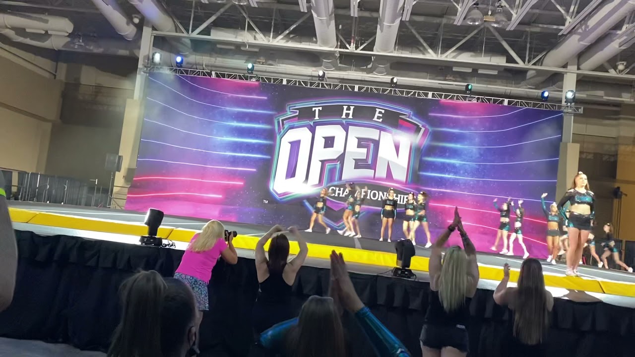 All Star Cheerleading : Senior Level 3 : Innovation Cheer