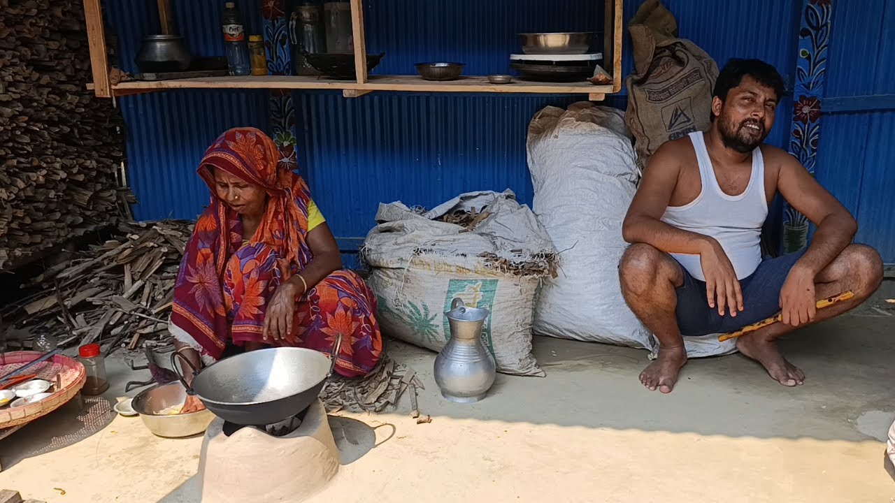 হঠাৎ করে আমার কি হইলো মায়ের পাশে বসে মাটির চুলায় রান্না দেখি আর গল্প করি