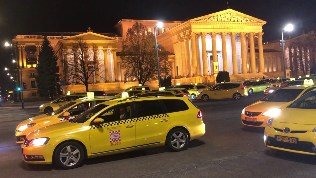 Taxisok dud&aacute;l&aacute;ssal k&ouml;sz&ouml;nik meg az eg&eacute;szs&eacute;g&uuml;gyi dolgoz&oacute;k munk&aacute;j&aacute;t