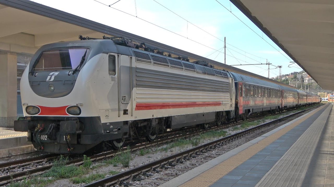 Trenitalia E.402B met Intercity Notte komt geduwd aan op Trieste C.le