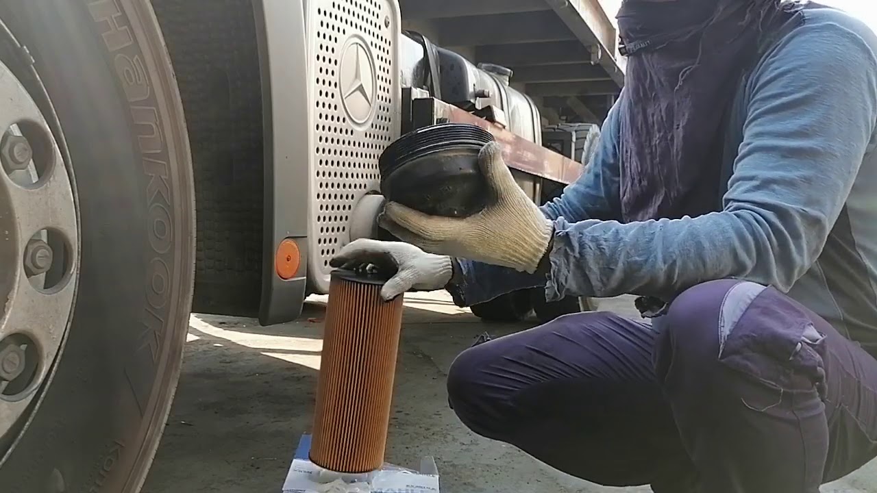 Mercedes-Benz actros 2040. changing engine oil. Oil filter. And Fuel filter.