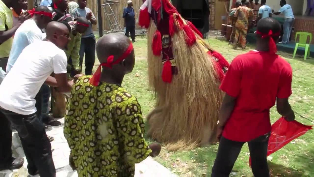 Nigeria: masquerade levitates in Lagos (just like in Nigerian Movies)