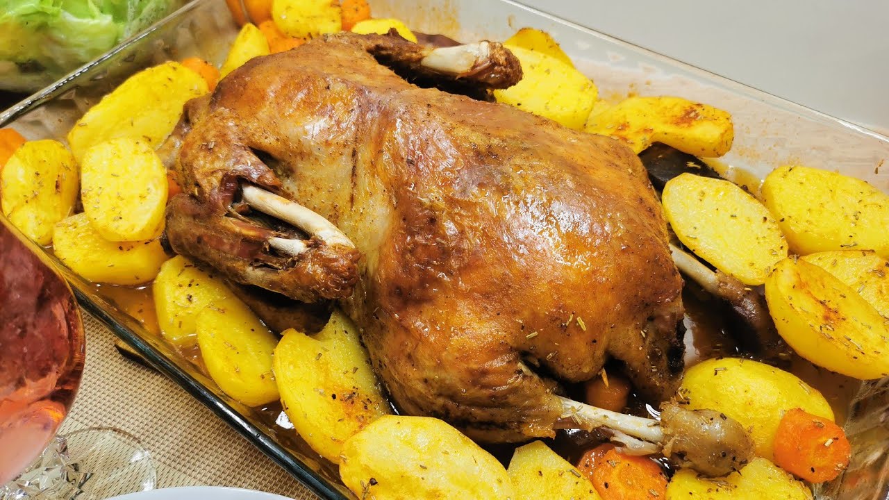 Zarte Ente, gefüllt mit Äpfeln im Backofen zubereiten, so einfach und so köstlich