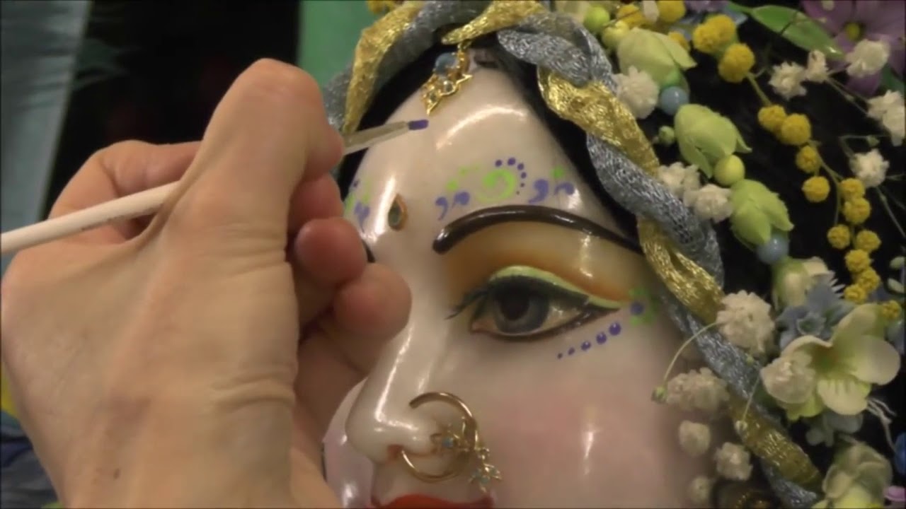 Srimati Radharani arc- és  kézfestés - Face and hand painting for Srimati Radharani