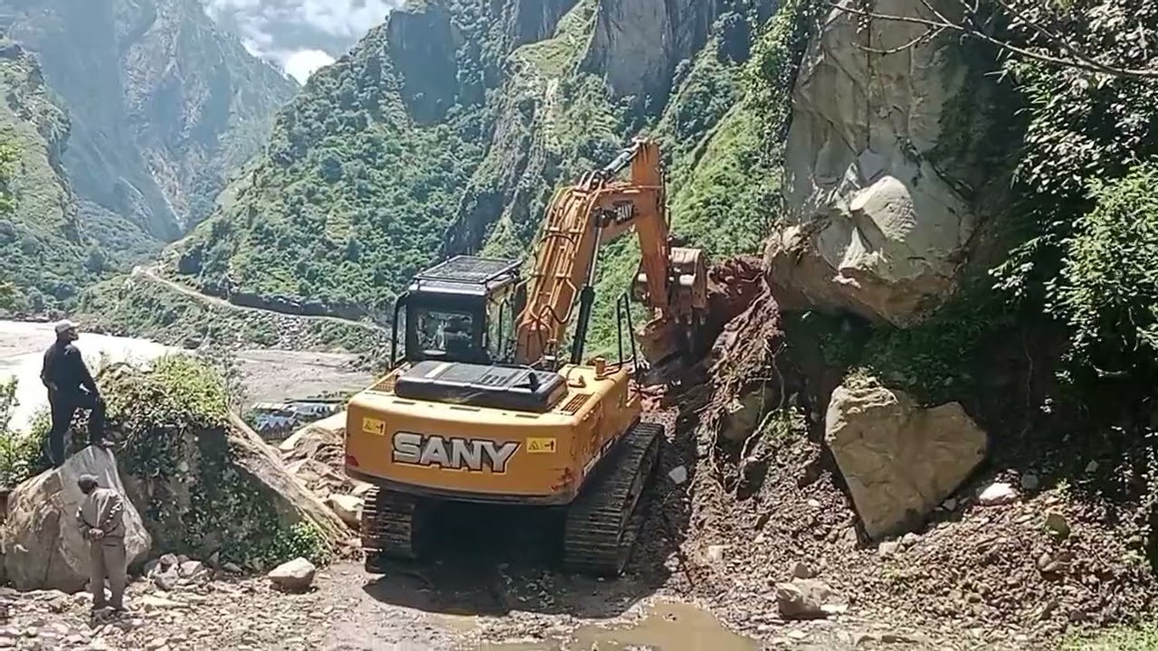 नेपाल आर्मीबाट सडक निर्माणका लागि बम पारकाउदै 👍👍👍👍
