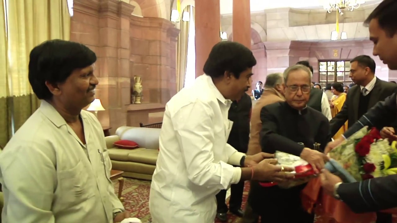 President Mukherjee accepts Birthday greetings from VVIP's