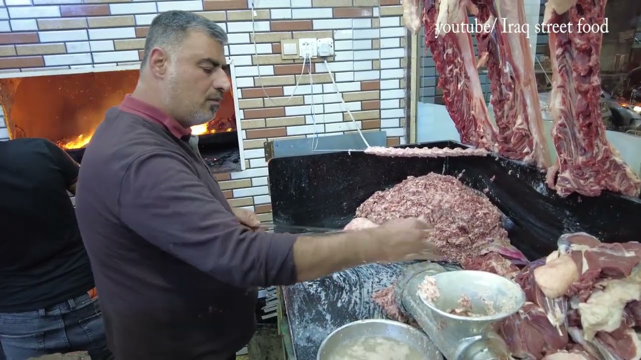 Иракская кухня готовит шашлыки из баранины на улицах И...
