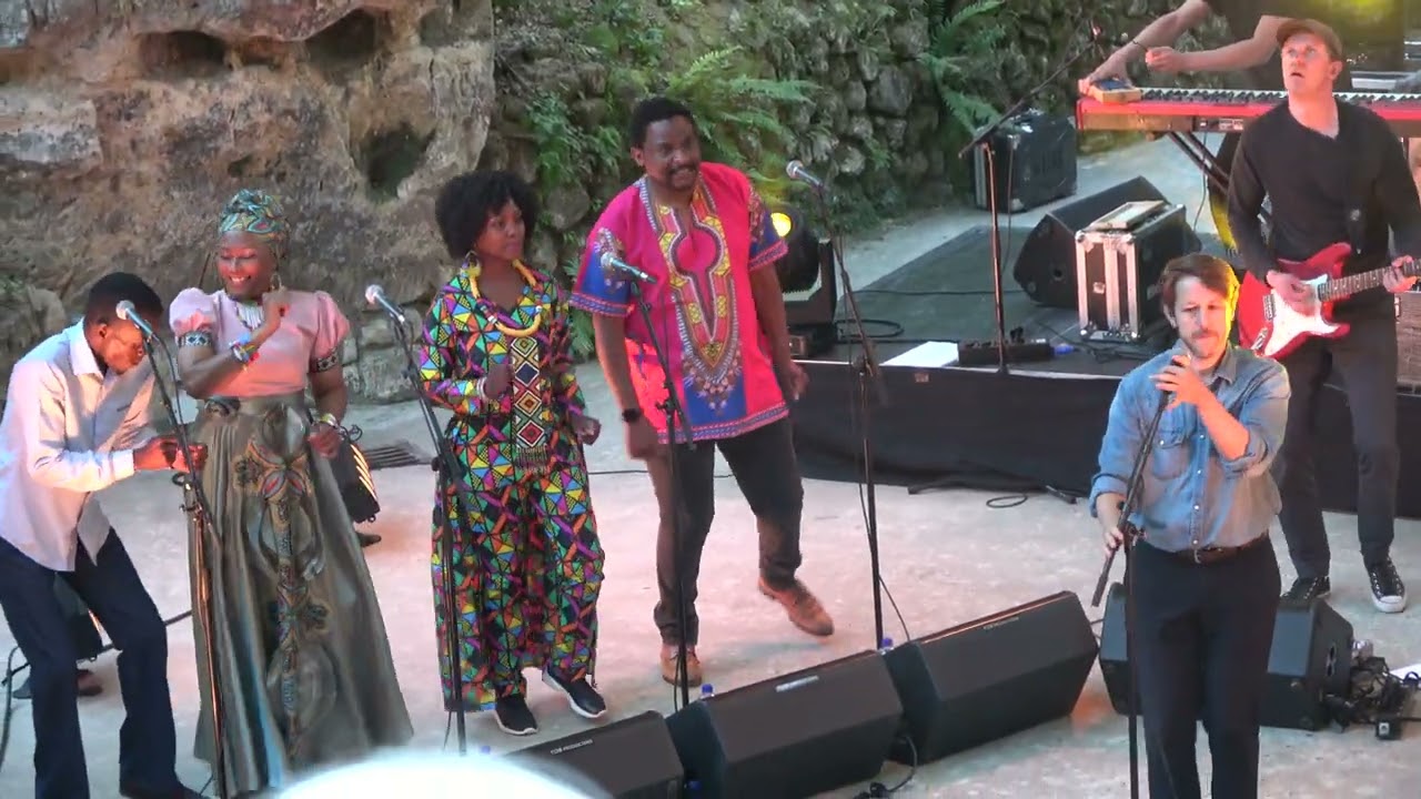 GRACELAND - The Boy in the Bubble * BY SIOEN WITH BACKING VOCALS FROM SOWETO *  [4K]  Valkenburg