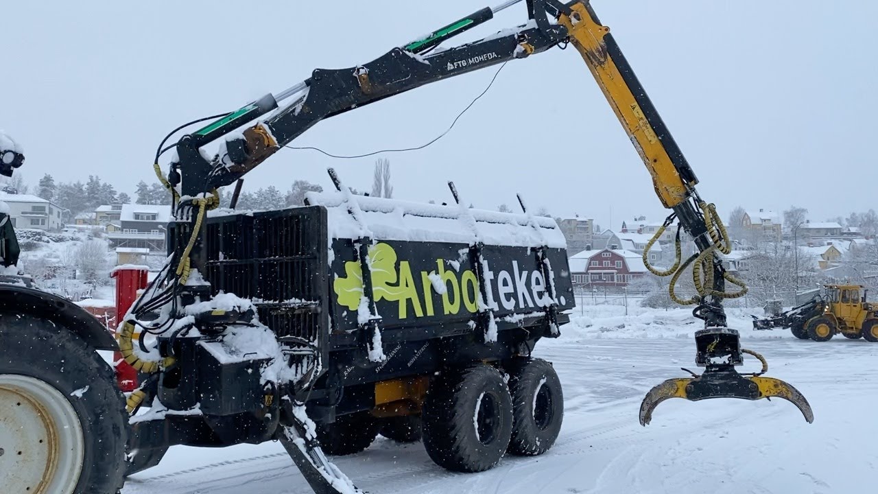 Köp Traktor med huggarvagn Valtra N174 på Klaravik