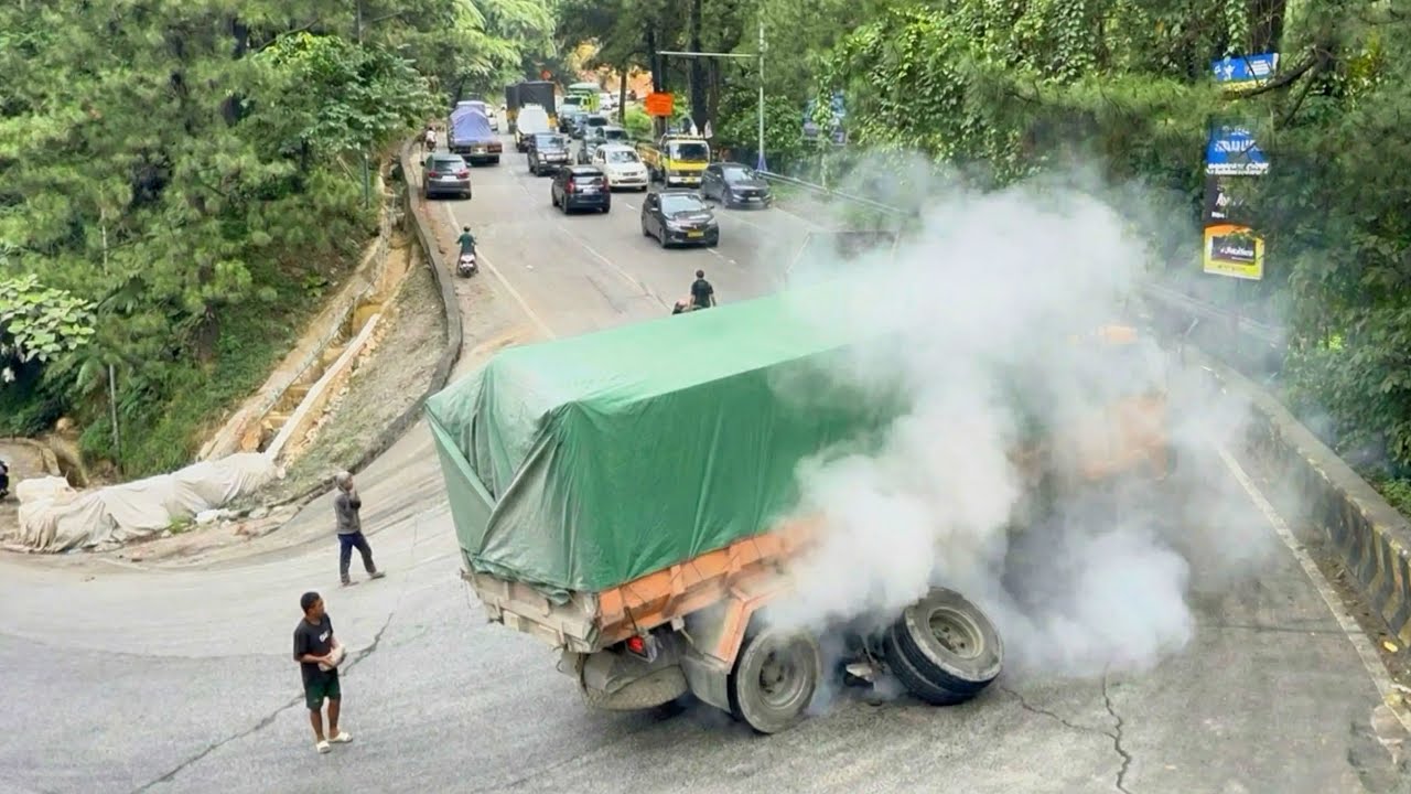 Merinding‼️Detik Detik Mengerikan Truk Patah As di Tanjakan Sitinjau Lauik, Lalu Lintas Lumpuh Total