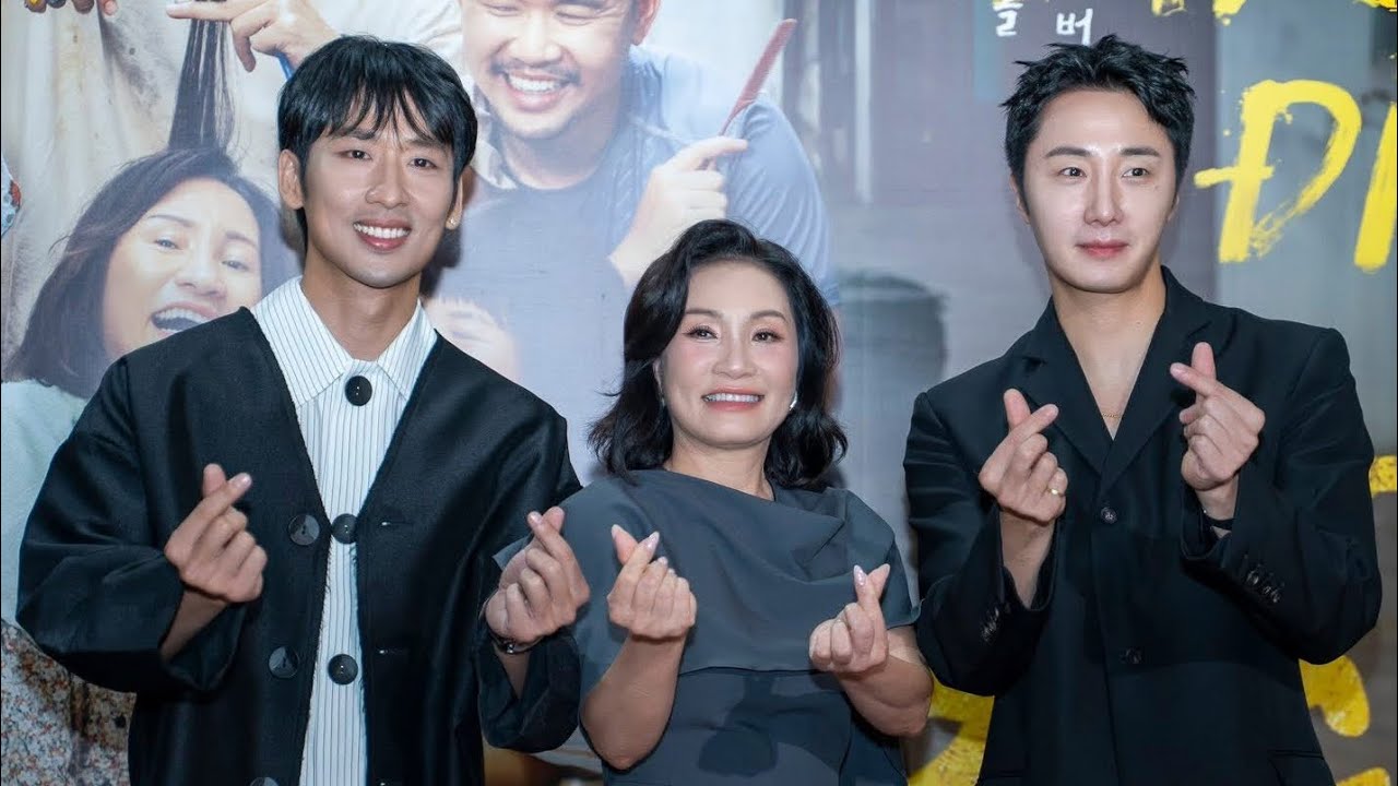 Ra mắt Mang Mẹ Đi Bỏ: Tài tử Jung Il-woo ôm hoa khuỵ gối tặng nghệ sĩ Hồng Đào 