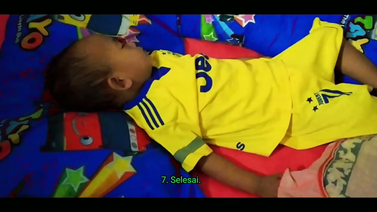 Ganti Popok si Dedek yang lagi tidur