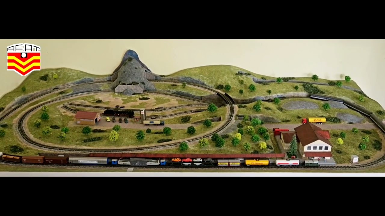 Trens cargueiro e turístico compartilhando a via. Escala Z.