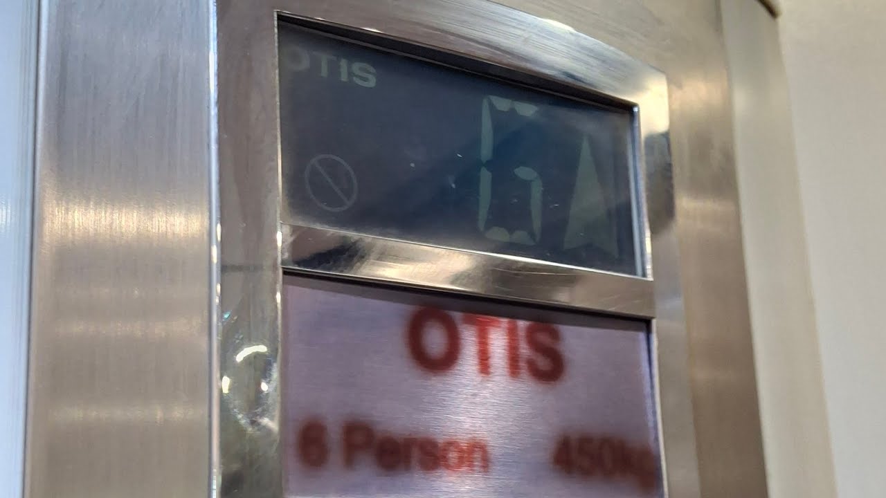 المصعد Otis 2000 في مجمع الدانه في المنامة 