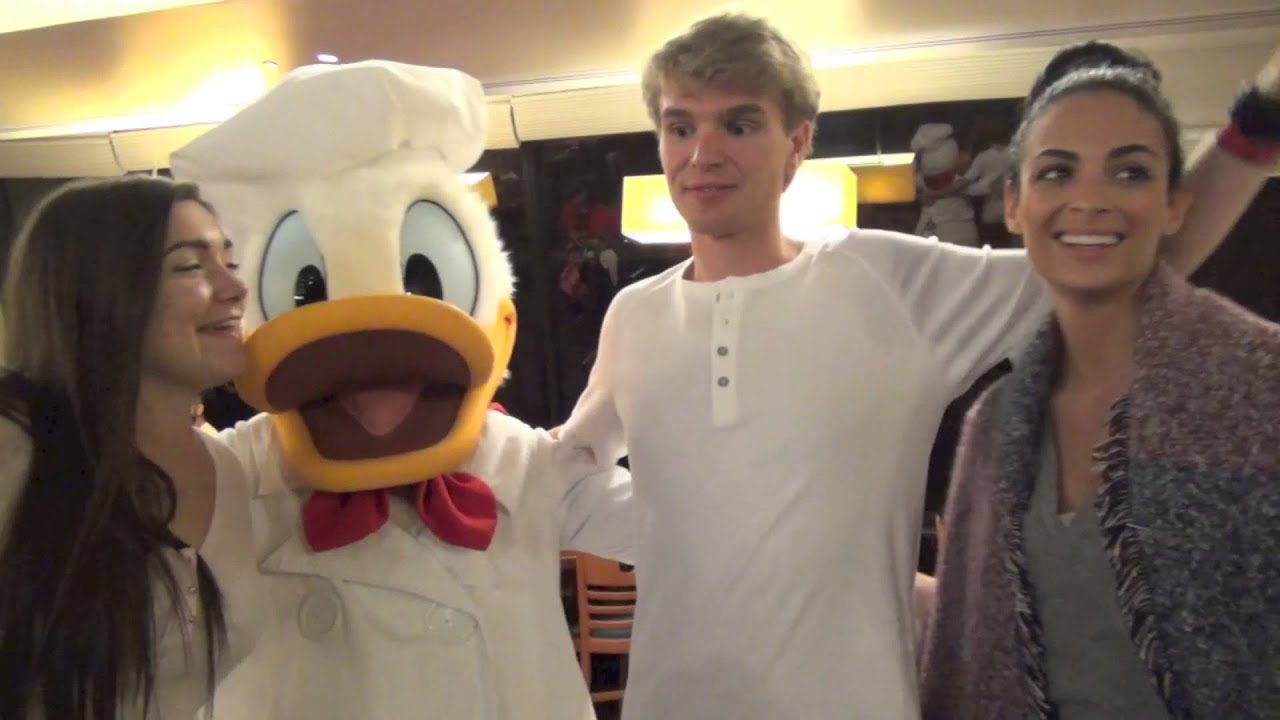 Mickey photobombs Tommy at Chef Mickey with Allie Amanda and Rachel
