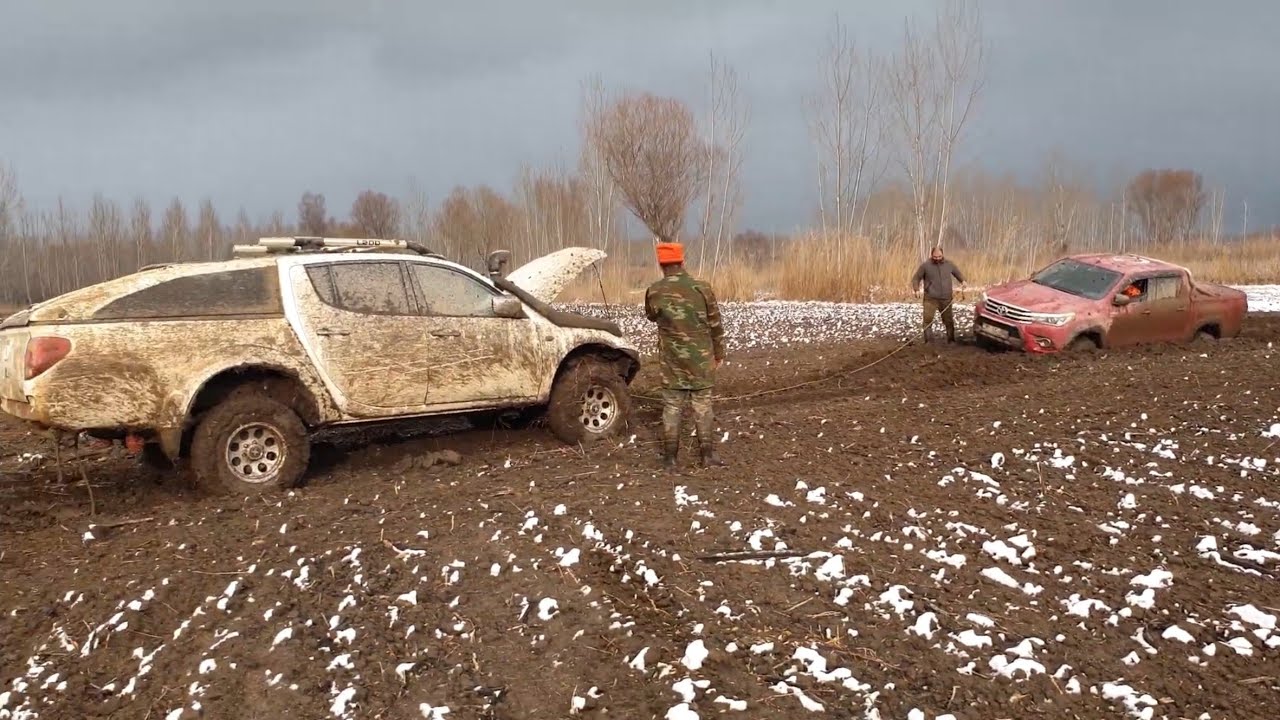 Mitsubishi L200,Toyota Hilux'&uuml; kurtarıyor.