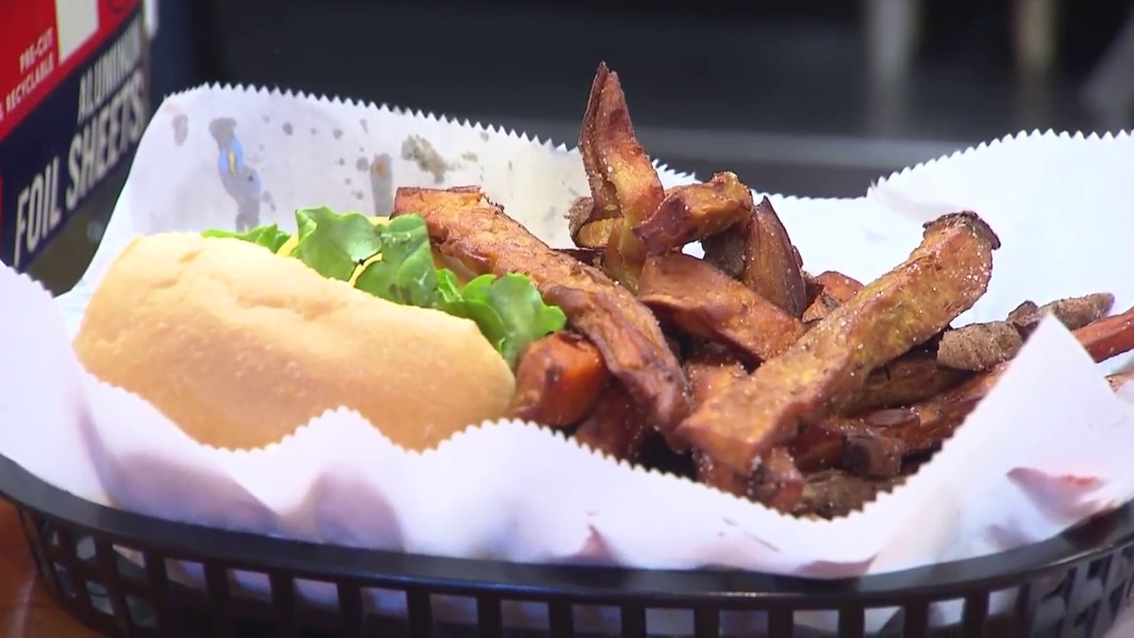Gabby's Burgers & Fries | Tennessee Crossroads | Episode 3133.1