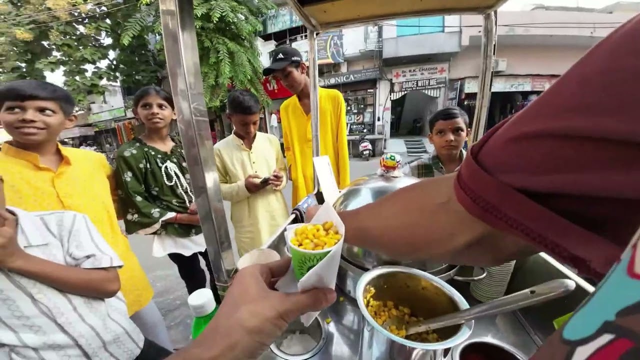 Sweet corn stall in street || customer like it.