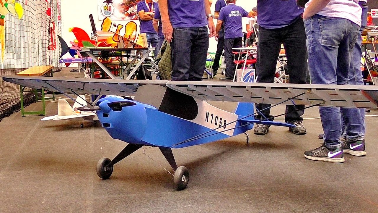 GIANT REMOTE CONTROLLED PIPER CUB INDOOR LIGHTWEIGHT MODEL AIRPLANE IN FLIGHT / Wels Austria 2017